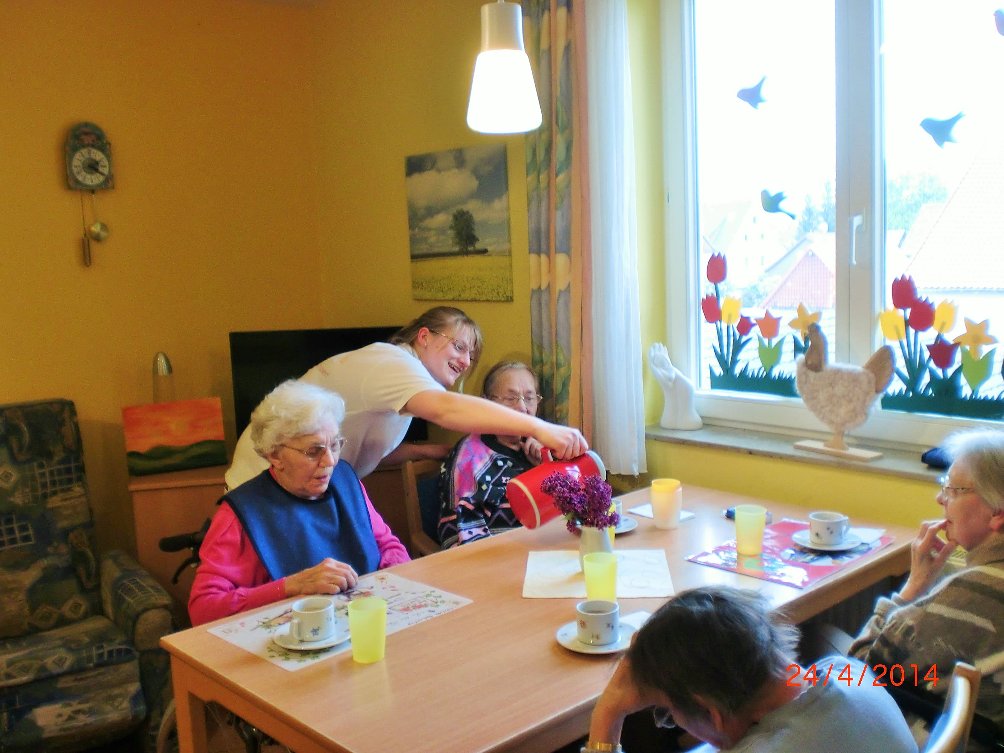 Gemütliches Beisammensein bei Kaffee und Kuchen